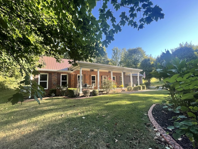 ranch-style home featuring a front lawn