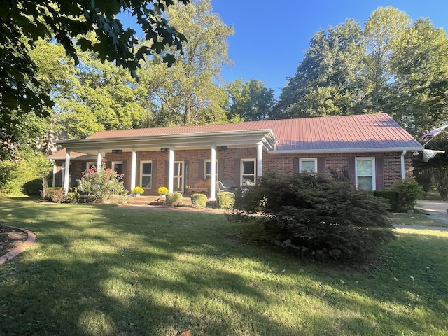 view of front facade with a front yard