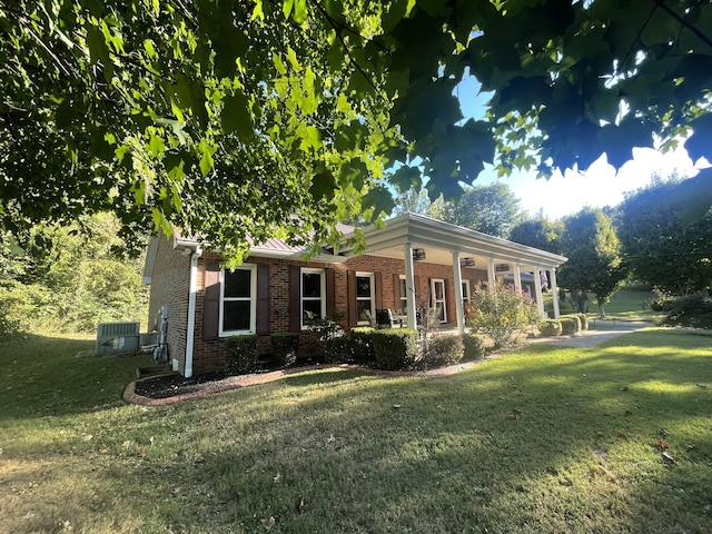 view of front of property with a front lawn