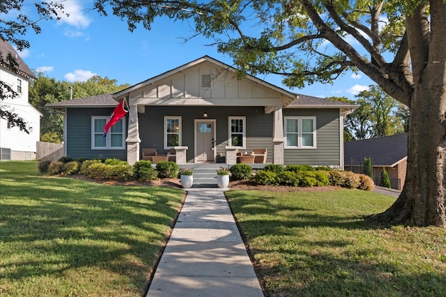 view of front facade featuring a porch and a front yard