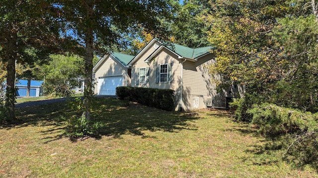 view of front of home with a front lawn, a garage, and driveway