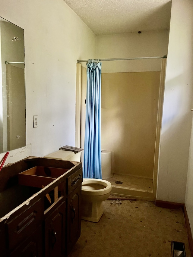 bathroom with a shower with curtain, toilet, a textured ceiling, and vanity