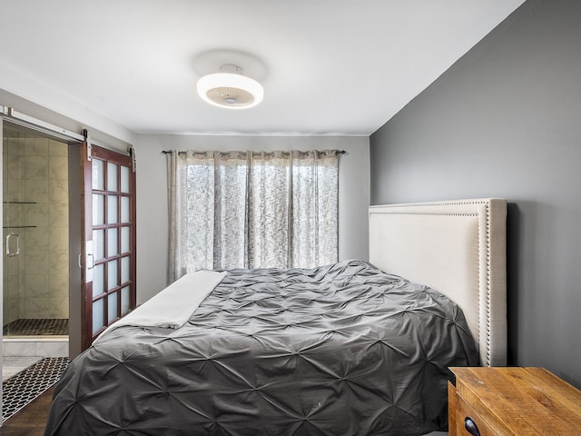 bedroom featuring a barn door