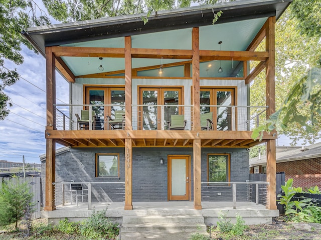 view of front of home featuring a balcony