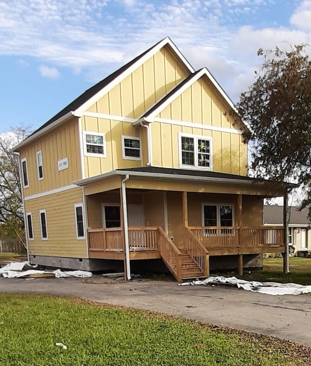 view of front of property with a front yard and a porch