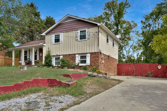 view of front of home with a front lawn