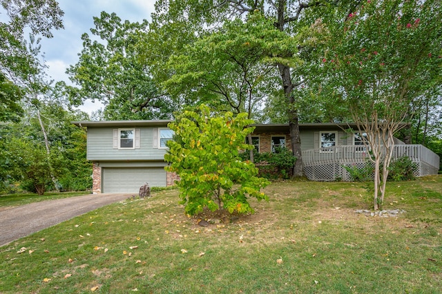 view of front of home featuring a front yard and a garage