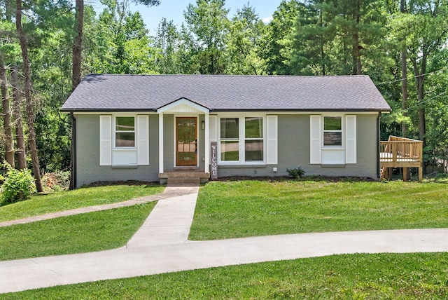 ranch-style house featuring a front yard