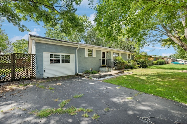 single story home featuring a front yard