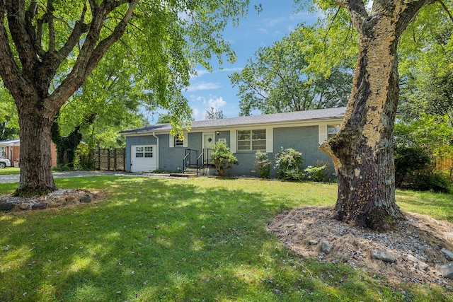 ranch-style home featuring a front lawn