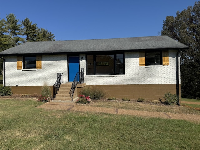 view of front facade with a front lawn