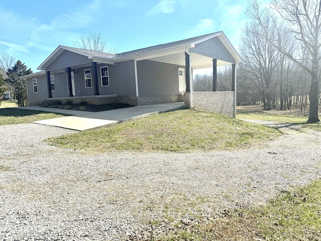 view of front of property featuring a front lawn