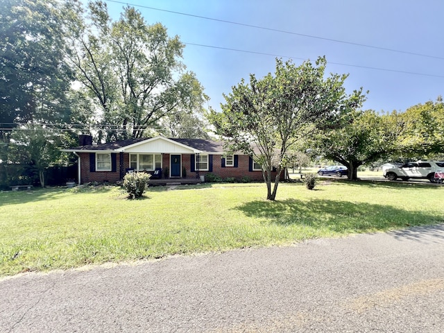 ranch-style house featuring a front yard