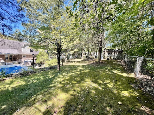 view of yard featuring a pool