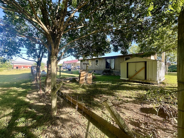 view of yard featuring a storage shed