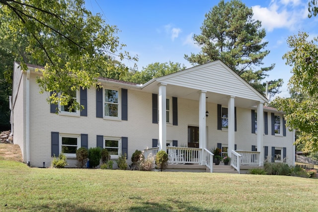 view of front facade featuring covered porch and a front yard