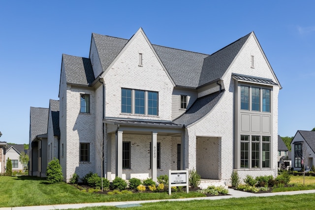 view of front of property featuring a front yard