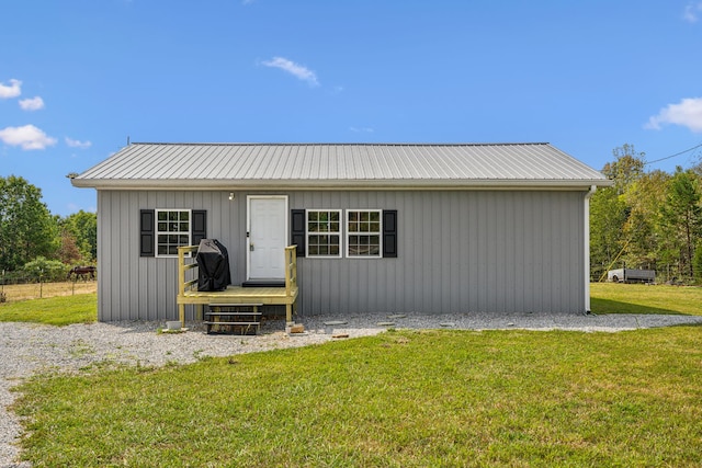 view of front facade featuring a front lawn