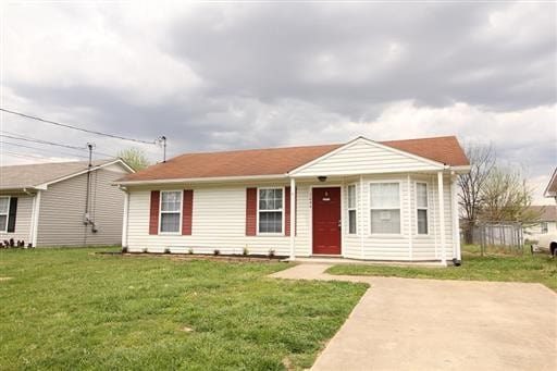 ranch-style house featuring a front lawn