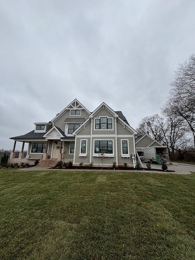 craftsman inspired home featuring a front yard