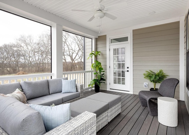 sunroom with ceiling fan