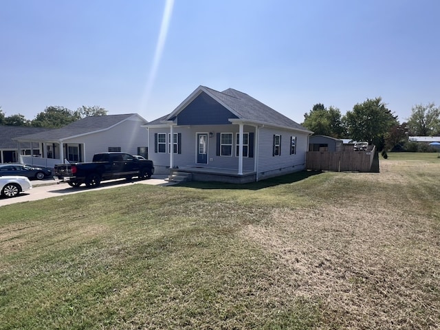 ranch-style house featuring a front yard