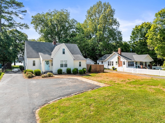 view of front of house featuring a front lawn