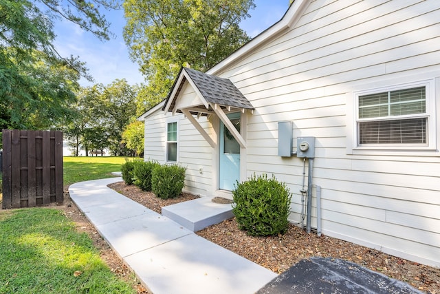 property entrance featuring a lawn