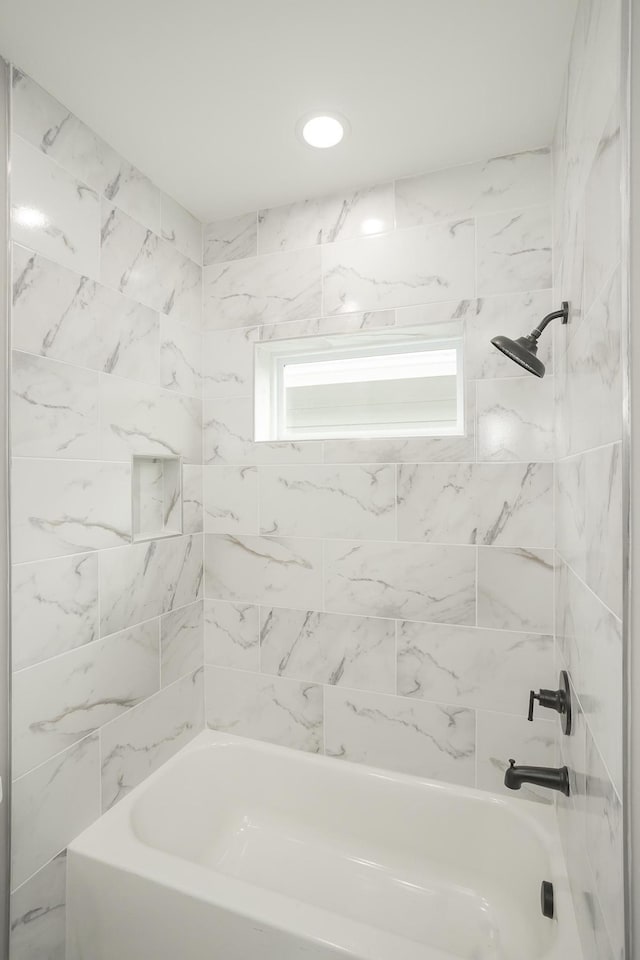 bathroom with tiled shower / bath combo