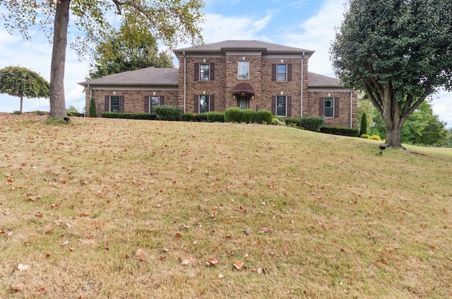 view of front of home featuring a front lawn