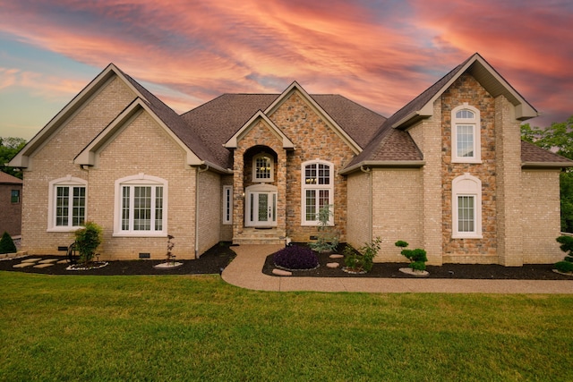 view of front of home featuring a lawn