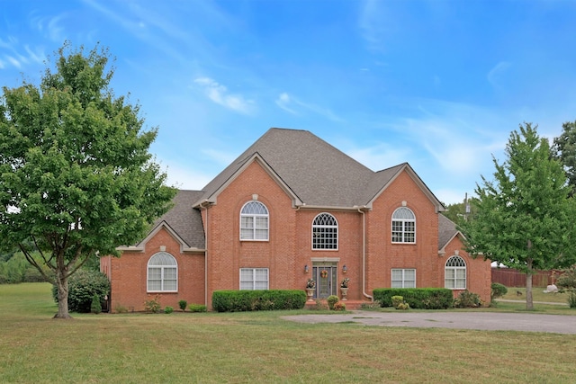 view of front facade featuring a front yard