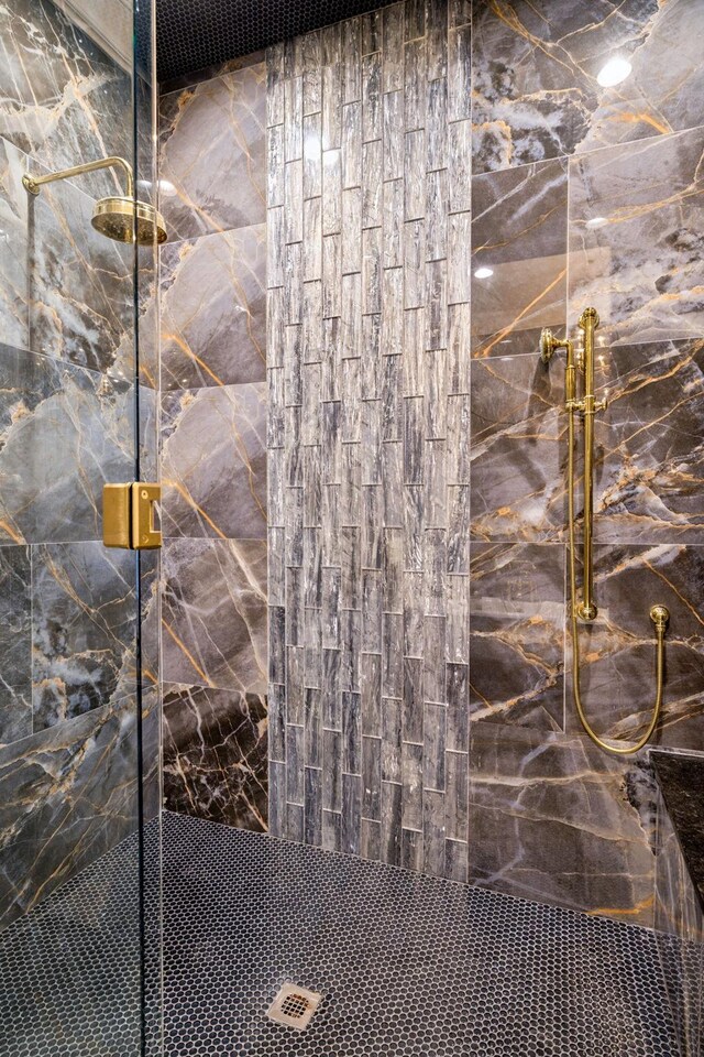 bathroom featuring tiled shower