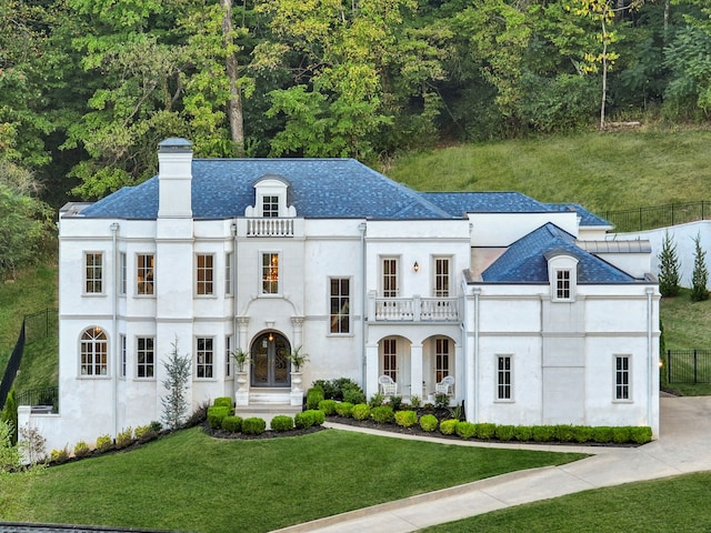 view of front facade featuring a front lawn