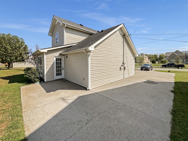 view of side of property featuring a lawn