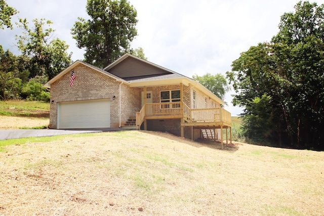 view of front of property with a garage, a front lawn, and a porch