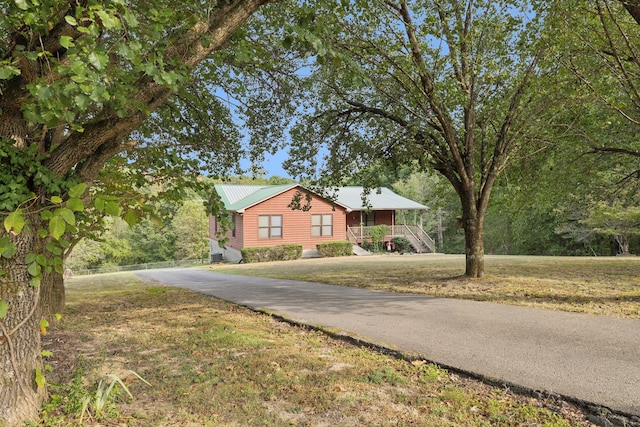 view of front of home featuring a front lawn