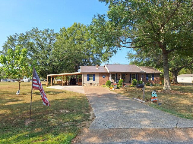 view of front of home featuring a front yard and a carport