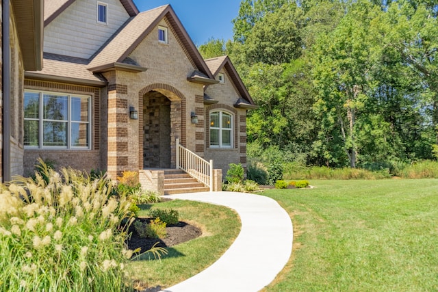 view of front facade featuring a front yard