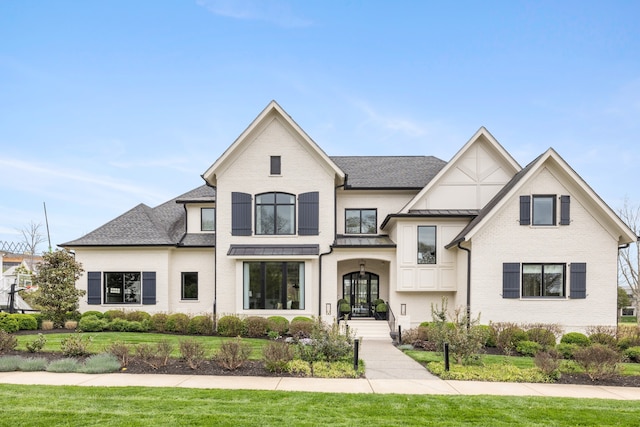 view of front of house featuring a front lawn