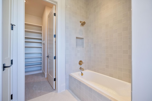 bathroom featuring tiled shower / bath