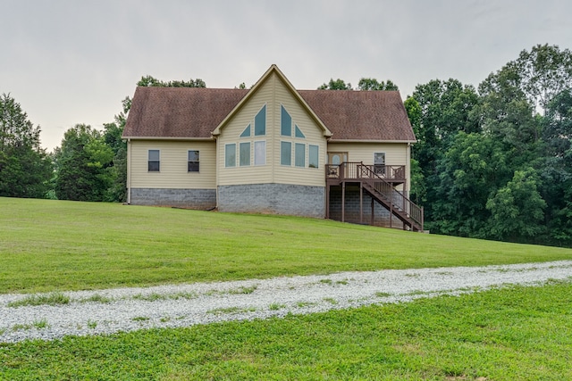 view of front of property featuring a wooden deck and a front yard