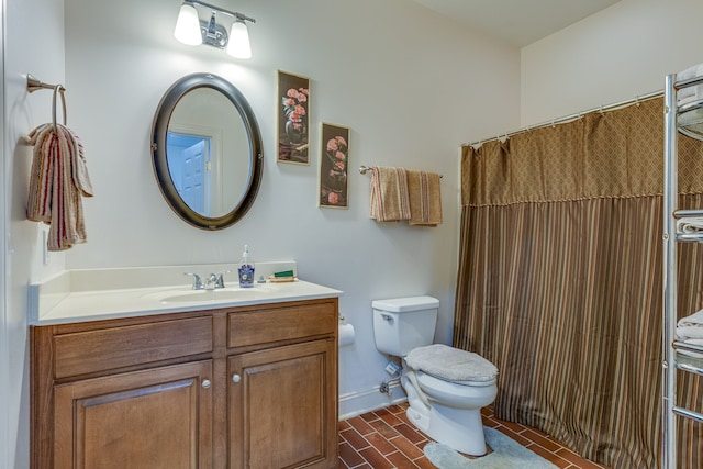 bathroom with curtained shower, toilet, and vanity