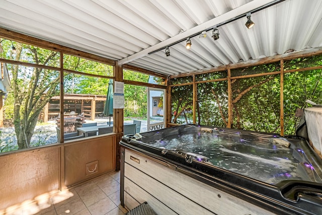 sunroom / solarium with a jacuzzi