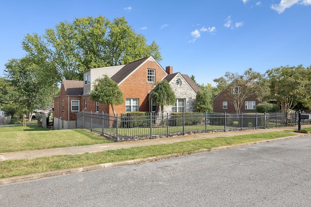 view of front of property featuring a front yard