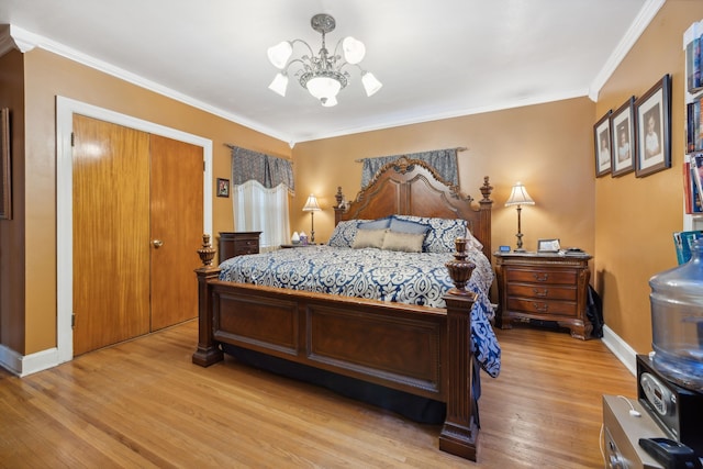 bedroom with a notable chandelier, ornamental molding, a closet, and light hardwood / wood-style floors