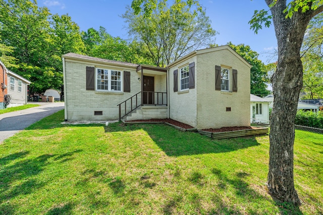 view of front facade with a front yard