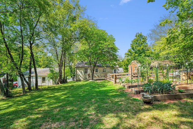 view of yard with an outbuilding