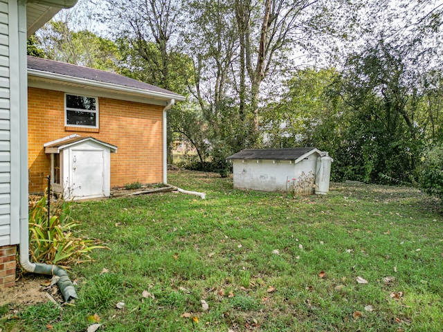 view of yard with a shed