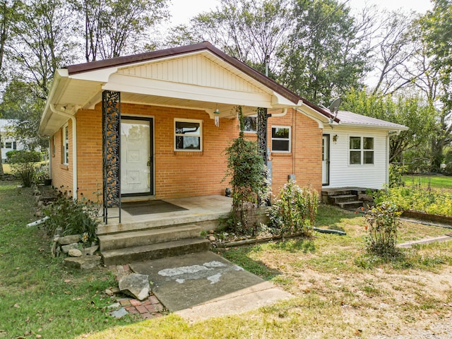 view of front of house with a front yard